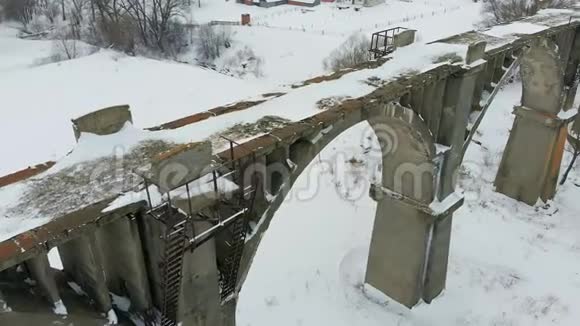 老铁路渡槽石桥雪冬天的时候空中直升机射击视频的预览图