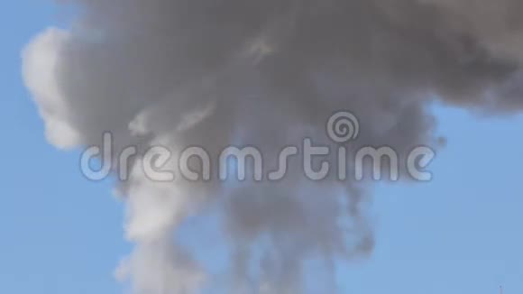 工业管道烟雾蓝天背景视频的预览图