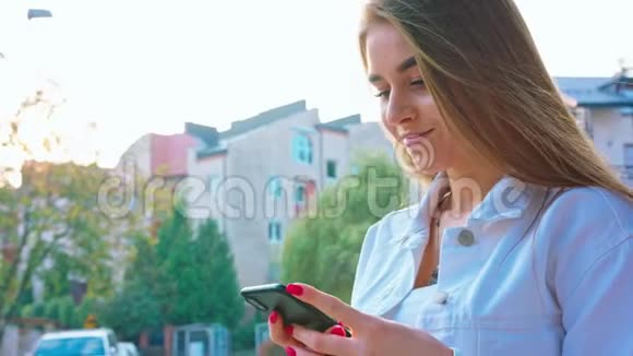 女人用智能手机看起来很开心视频的预览图