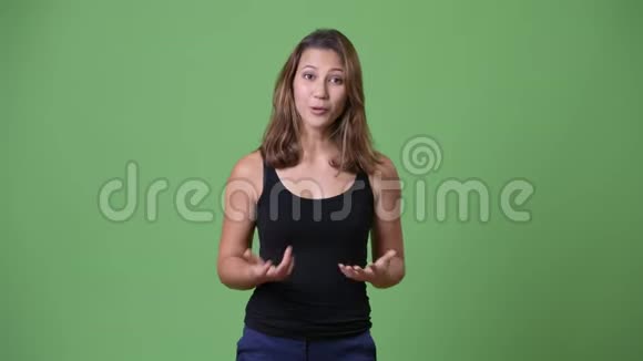 年轻美丽的多民族妇女绿色背景视频的预览图