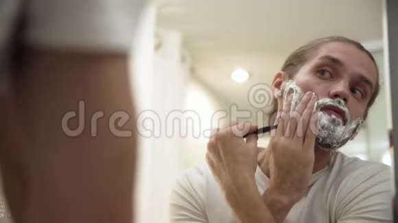 浴室里有剃须刀的男人剃须刀视频的预览图