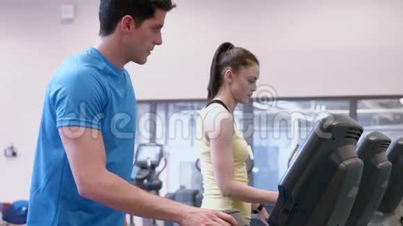 两个人在健身房骑脚踏车视频的预览图