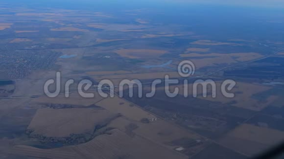 从起飞的飞机上可以看到空中景色视频的预览图
