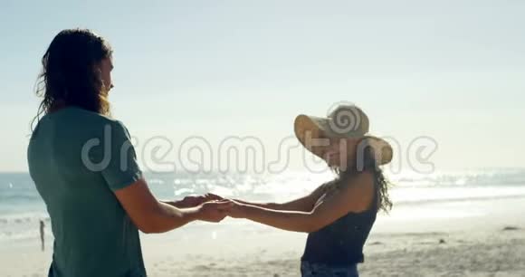 在海滩玩得开心的情侣视频的预览图