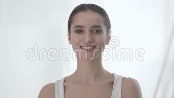 美容护理健康的皮肤面部和微笑的女人视频的预览图