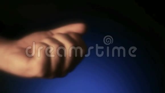 神奇粒子张开男人的双手持给予伸手拿概念视频的预览图