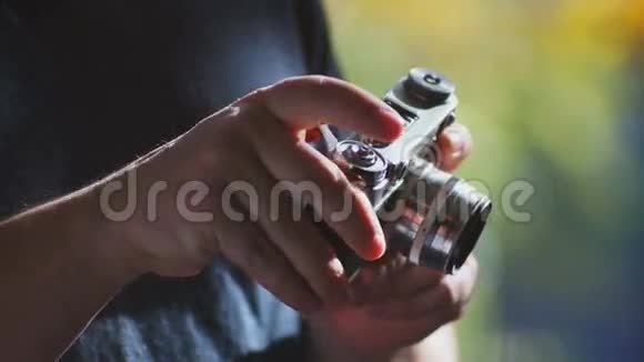 男性游客手持复古相机视频的预览图