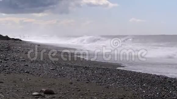 海上风暴巨大的波浪在海岸上撞击和喷射视频的预览图