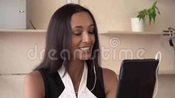 女士在触摸屏平板电脑上使用应用程序进行视频通话视频的预览图