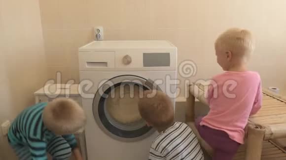 父母购买新型号最新一代洗衣机视频的预览图
