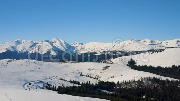 冬季景观白雪覆盖的山脉视频的预览图