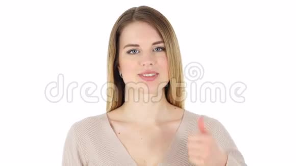 竖起大拇指白色背景上的女人视频的预览图