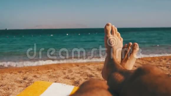 躺在海边的阳光休息室里的人的腿视频的预览图
