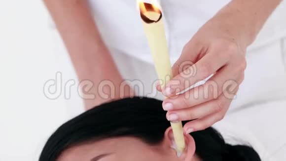 女子耳烛治疗视频的预览图