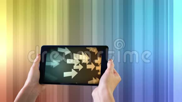 女性手持数码平板电脑的数码制作视频的预览图