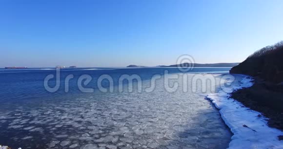 俄罗斯岛屿海岸线的鸟瞰图视频的预览图