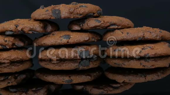 时尚黑色背景和镜面巧克力饼干视频的预览图