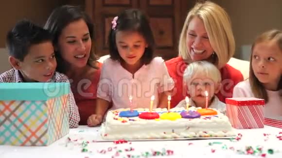 家庭庆祝女儿生日视频的预览图