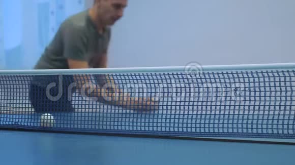 乒乓球发球理念慢动作视频模糊焦点男子乒乓球生活方式中的发球训练视频的预览图