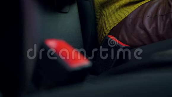 驾驶前坐在车内时女性用手系好汽车安全带视频的预览图