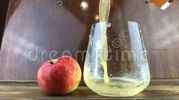 透明玻璃中的鲜榨苹果汁视频的预览图