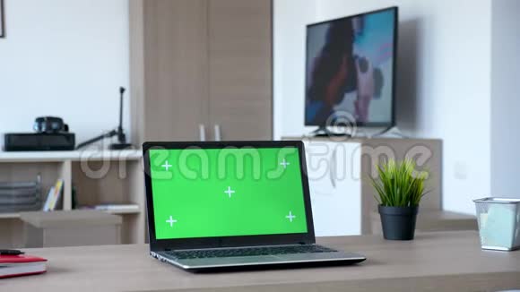 客厅有绿色屏幕的笔记本电脑视频的预览图