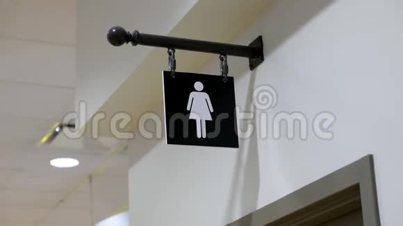 女子洗手间标志在墙上的动作视频的预览图