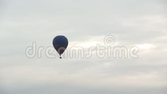 天空中五颜六色的热气球空中俯瞰视频的预览图