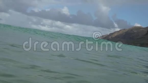 夏威夷海滩的海浪真不错视频的预览图
