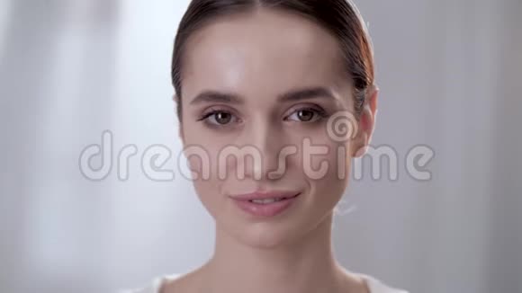 健康的面部皮肤美丽的女人抚摸美丽的脸庞视频的预览图