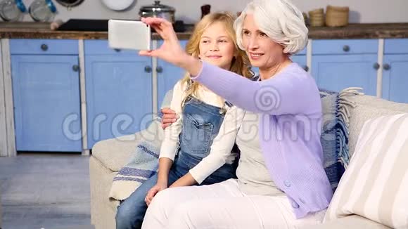 奶奶和小女孩在拍照片视频的预览图