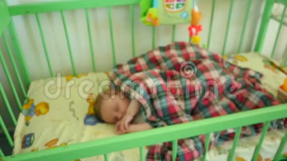 婴儿床中的新生儿视频的预览图