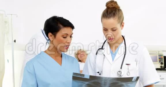 医生在病人床前讨论视频的预览图