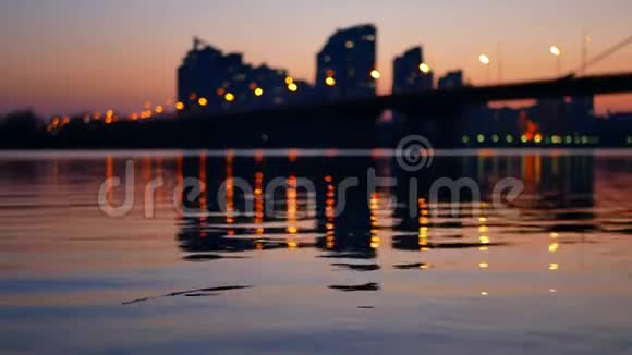 日落河桥城视频的预览图