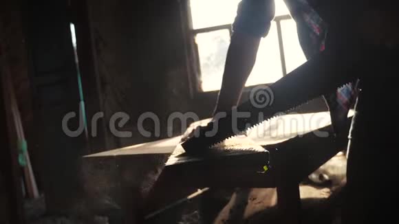 匠心手工与工艺概念慢动作视频木匠在车间里锯一棵树从一棵树上锯阳光视频的预览图