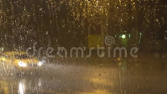 大暴雨期间城市高速公路上的夜间交通视频的预览图