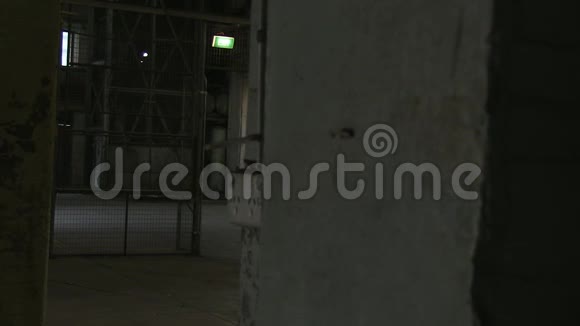 仓库内部拍摄视频的预览图