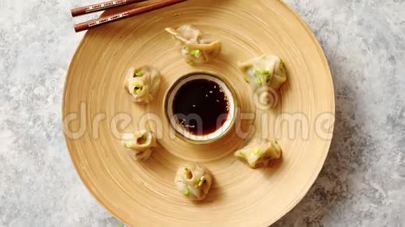 木制盘子里有美味的中国饺子视频的预览图