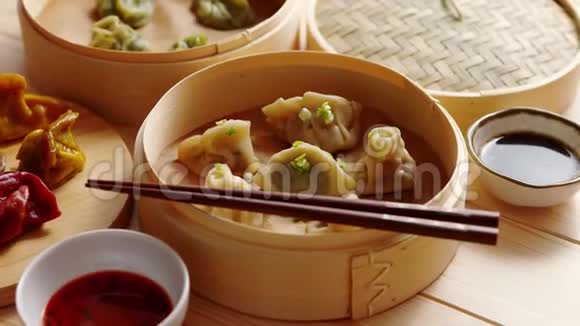 传统的中国饺子放在木竹蒸笼里视频的预览图