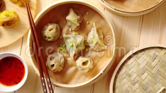 传统的中国饺子放在木竹蒸笼里视频的预览图