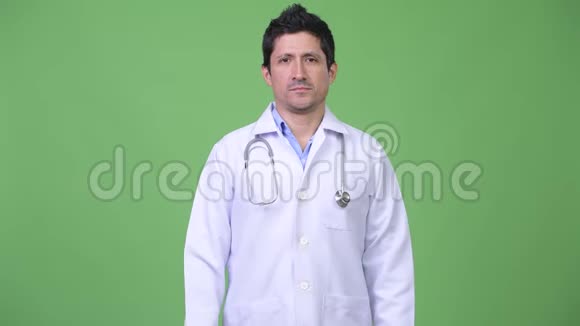 西班牙男子医生绿色背景视频的预览图