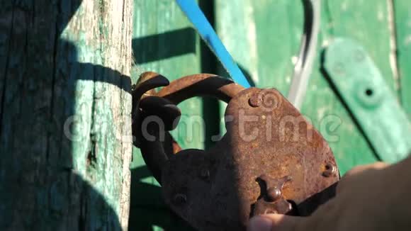 刑事安全保护理念小偷把生活方式闯进一所房子看见一把旧铁锁和一把钢锯视频的预览图
