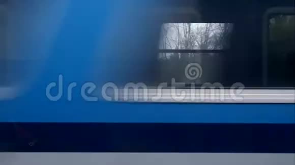 从列车窗口水平移动视频的预览图