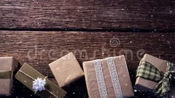 降雪与圣诞礼物装饰木材视频的预览图