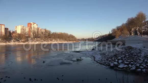 冬季漫步维特布斯克市沿着维塔河视频的预览图