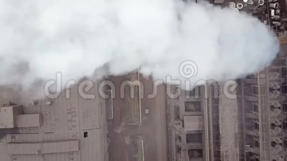 空中观景从工业管道排放到大气用无人驾驶飞机推进烟囱管道特写镜头视频的预览图