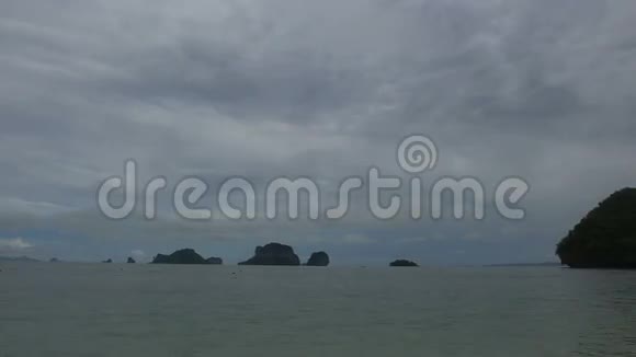 海滩附近有岩石的岛屿视频的预览图