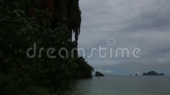 海滩附近有岩石的岛屿视频的预览图