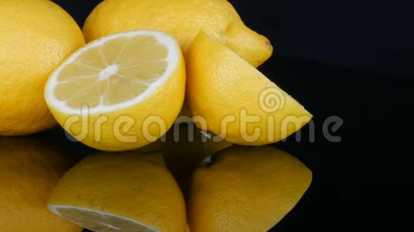 新鲜多汁的黑底黄柠檬视频的预览图