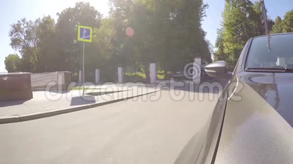 阳光明媚的夏日汽车沿着城市街道行驶视频的预览图